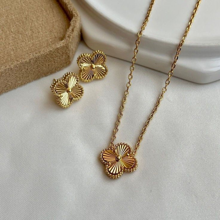 Clover Set in Gold
