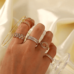 Cassandra Steinbesetzter Ring in Gold