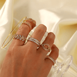 Cassandra Steinbesetzter Ring in Gold