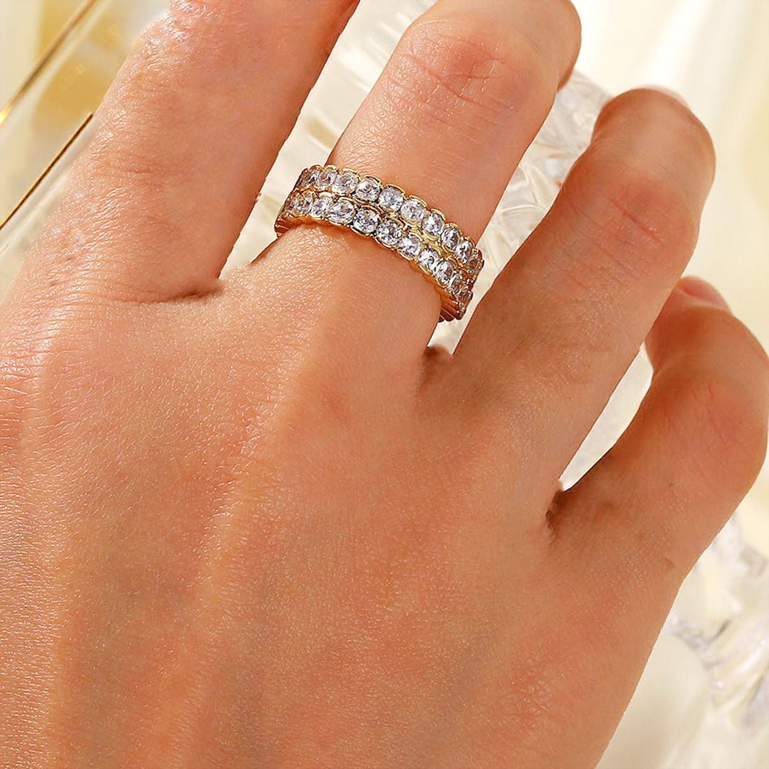 Cassandra Steinbesetzter Ring in Gold