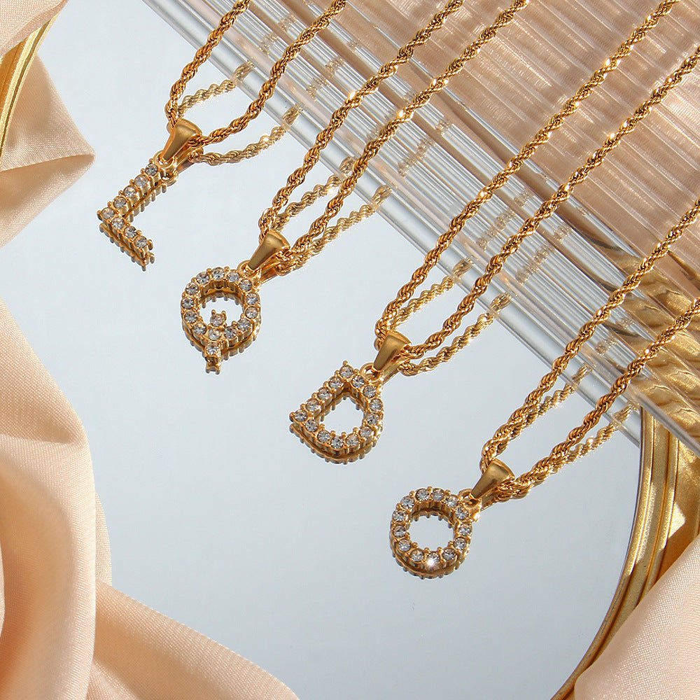 Maeve Diamant-Initialenhalskette in Gold