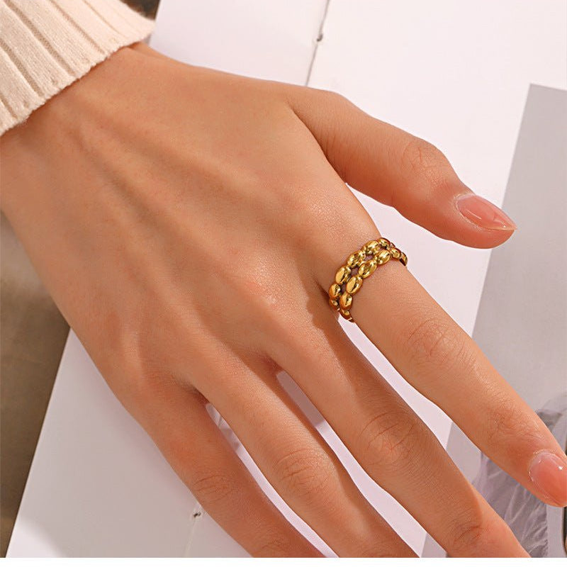 Maggie Kugelring in Gold