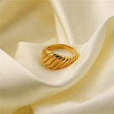Ylenna Auffälliger Croissant-Ring