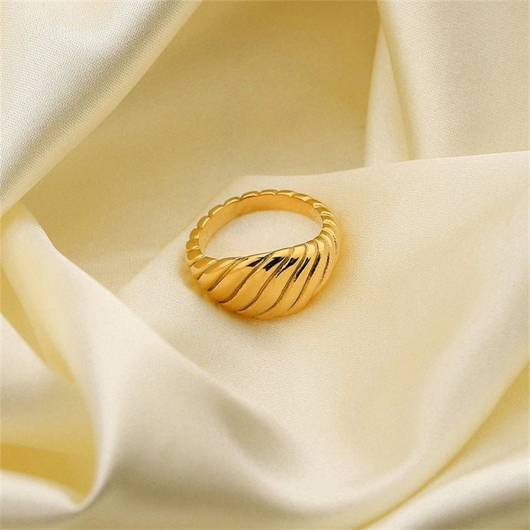 Ylenna Auffälliger Croissant-Ring